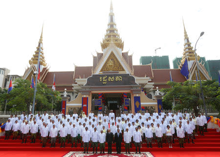 Cambodia's King Norodom Sihamoni (C) and new parliamentarians pose for a picture during the first plenary parliament session at the National Assembly in Phnom Penh, Cambodia September 5, 2018. REUTERS/Samrang Pring