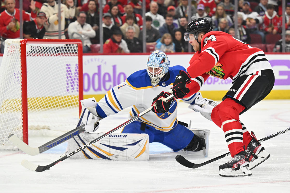 Blackhawks allow power-play goal in 8th straight game, fall to Sabres