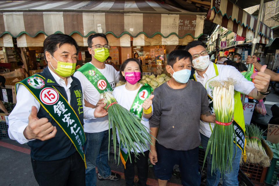 廖婉如前往拉票，攤販放下手邊繁忙工作高喊「林佳龍凍蒜」，有鄉親熱情送上青蒜祝福「凍蒜」。   圖：林佳龍競辦提供