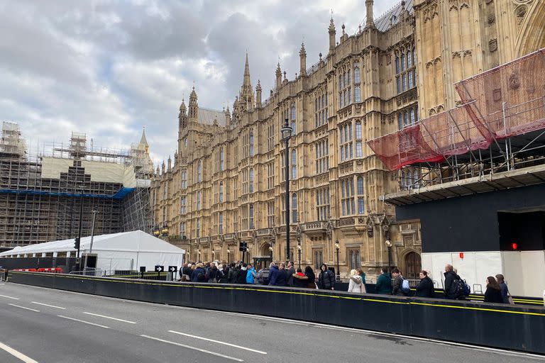 Ingreso a la capilla ardiente de Isabel II, en el Westminster Hall.