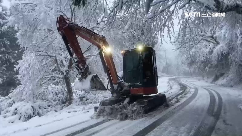 園方出動怪手將道路積雪剷除。