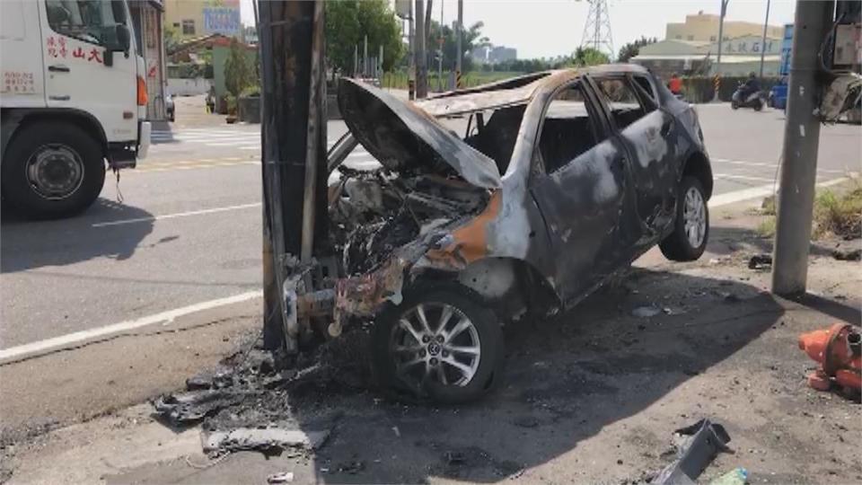 為了閃狗過馬路！轎車撞電桿燒成火球　駕駛跳車逃命