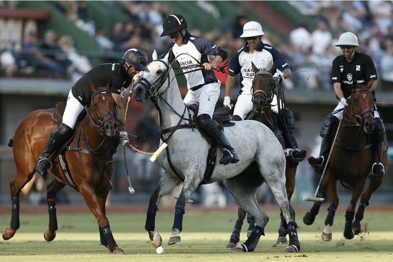 David Stirling frena ante la presencia de Facundo Pieres, que intenta un backhander de revés, en la final del Abierto de Hurlingham de este año, celebrada en Palermo.