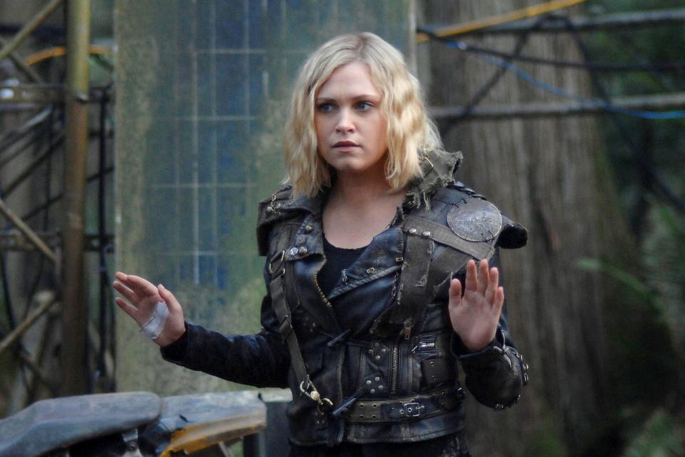 Eliza Taylor holding her hands up