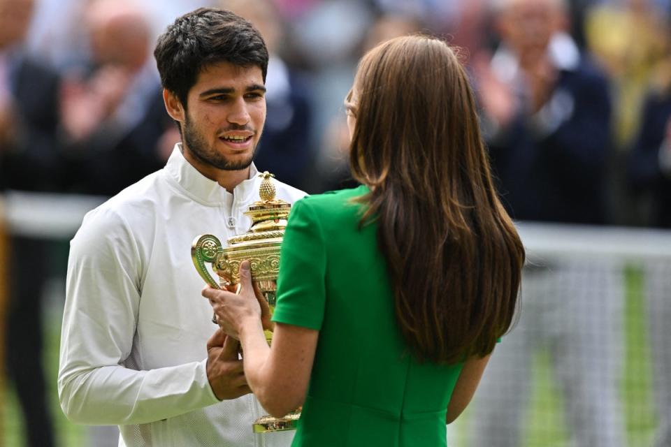 Carlos Alcaraz recibió el trofeo de manos de la Princesa de Gales (AFP vía Getty Images)