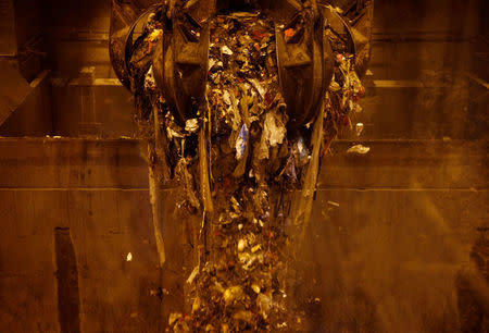 FILE PHOTO: A crane picks up rubbish to be incinerated at Tuas South Incineration Plant in Singapore June 8, 2016. REUTERS/Edgar Su/File Photo