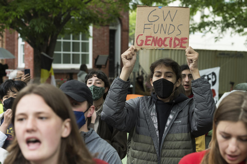 Estudiantes protestan contra la guerra entre Israel y Hamás en la Universidad George Washington de Washington, el sábado 27 de abril de 2024. Han surgido protestas y campamentos en los campus universitarios de todo el país para protestar contra la guerra. (AP Photo/Cliff Owen)