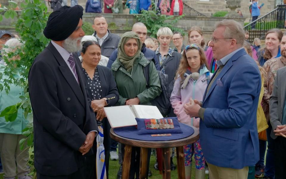 Mark came across a Victoria Cross medal on the show earlier this year