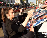 <p>Lynda Carter signs autographs. (Photo: Alberto E. Rodriguez/Getty Images) </p>