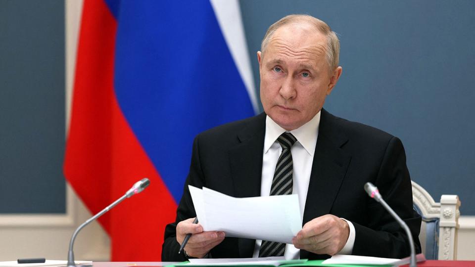 Putin oversees military drills