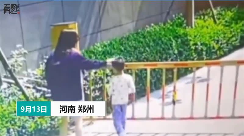 媽媽指揮小孩鑽過柵欄。（圖／翻攝自看見VIDEOS）