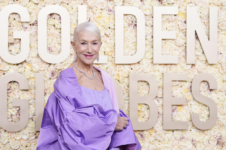 Helen Mirren llega a la 81a entrega de los Globos de Oro el domingo 7 de enero de 2024, en el Hotel Beverly Hilton en Beverly Hills, California. (Foto Jordan Strauss/Invision/AP)