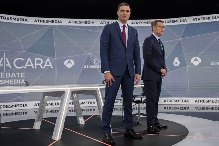 El presidente y candidato Pedro Sánchez, junto al candidato del Partido Popular, Alberto Núñez Feijóo, en un debate en Madrid. (AP Photo/Bernat Armangue)