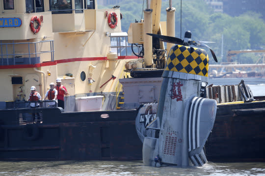 Vintage plane crashes in Hudson River