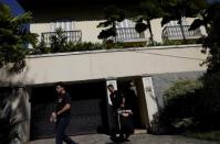 Federal policemen leave the house of Brazilian Olympic Committee (COB) President Carlos Arthur Nuzman during an search operation in Rio de Janeiro, Brazil, September 5, 2017. REUTERS/Ricardo Moraes