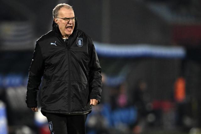 En el debut oficial de Marcelo Bielsa, su Uruguay renovado fue