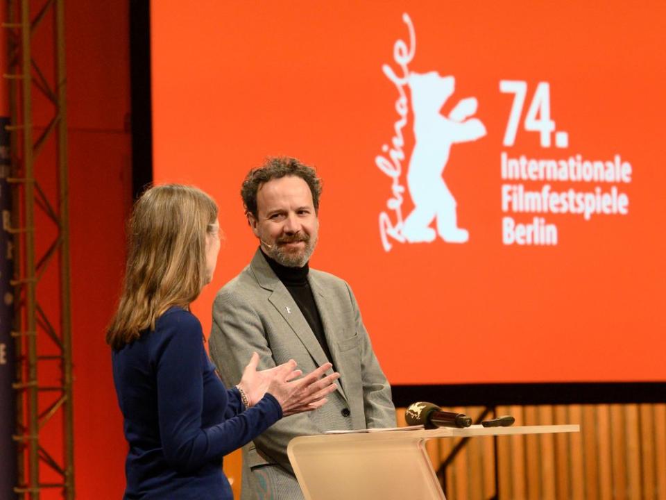 Mariette Rissenbeek und Carlo Chatrian stellen das Programm der 74. Berlinale vor. (Bild: imago/Cathrin Bach)