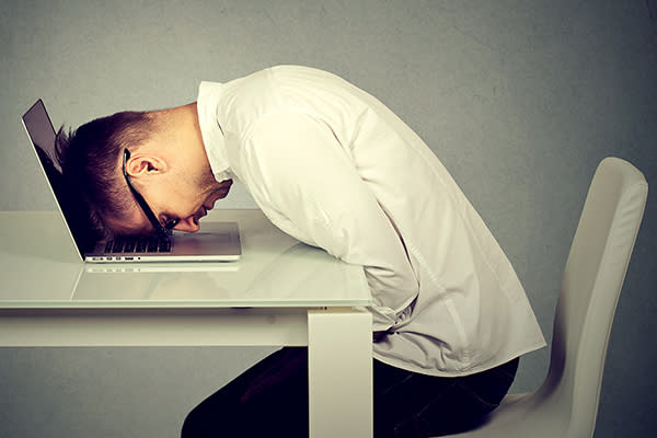 El agotamiento laboral no solo tiene que ver con cuántas horas trabajas. Foto: SIphotography / Getty Images