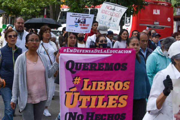 Marchan en Toluca contra libros de texto de la SEP