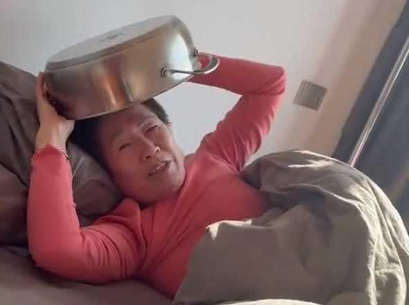媽媽把鍋子抱在懷裡，聲稱可以治病。（圖／翻攝自星視頻）