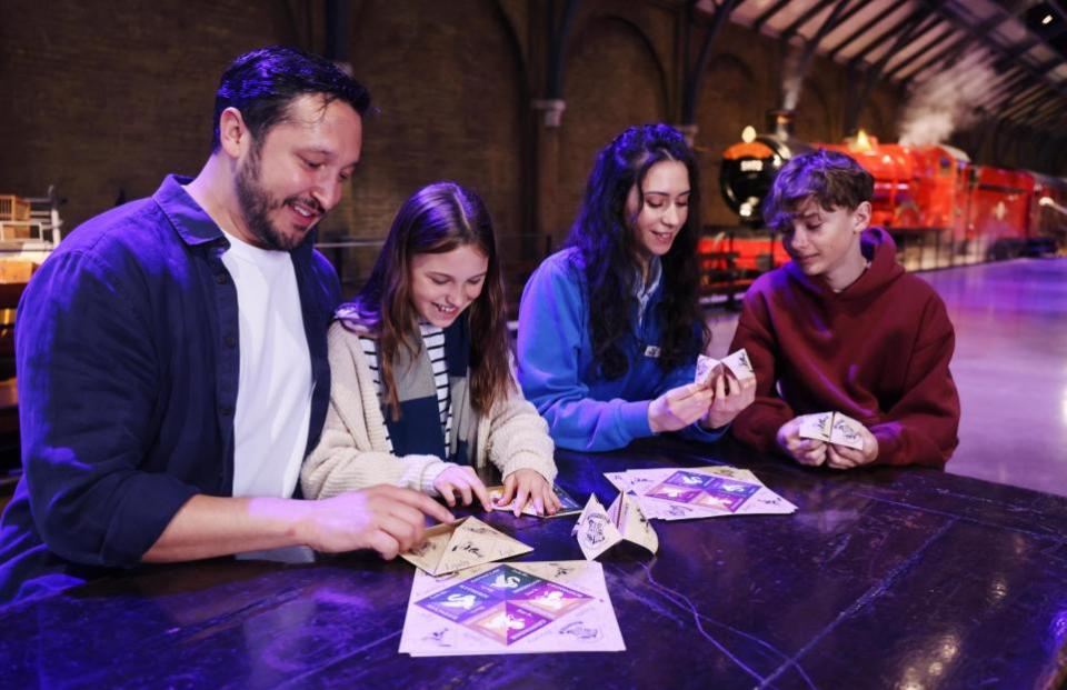 Watford Observer: Creando un origami ‘Ceremonia de clasificación’  parlanchín para llevar con la ayuda de uno de los interactuadores en Making of Harry Potter