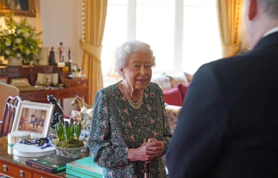 英國女王伊麗莎白二世將在21日歡度96歲生日，她在2月感染新冠肺炎，儘管當時幕僚對她的病情輕描淡寫，但她10日談起染疫時的身體狀況，說自己當時感到嚴重疲勞。(資料照)