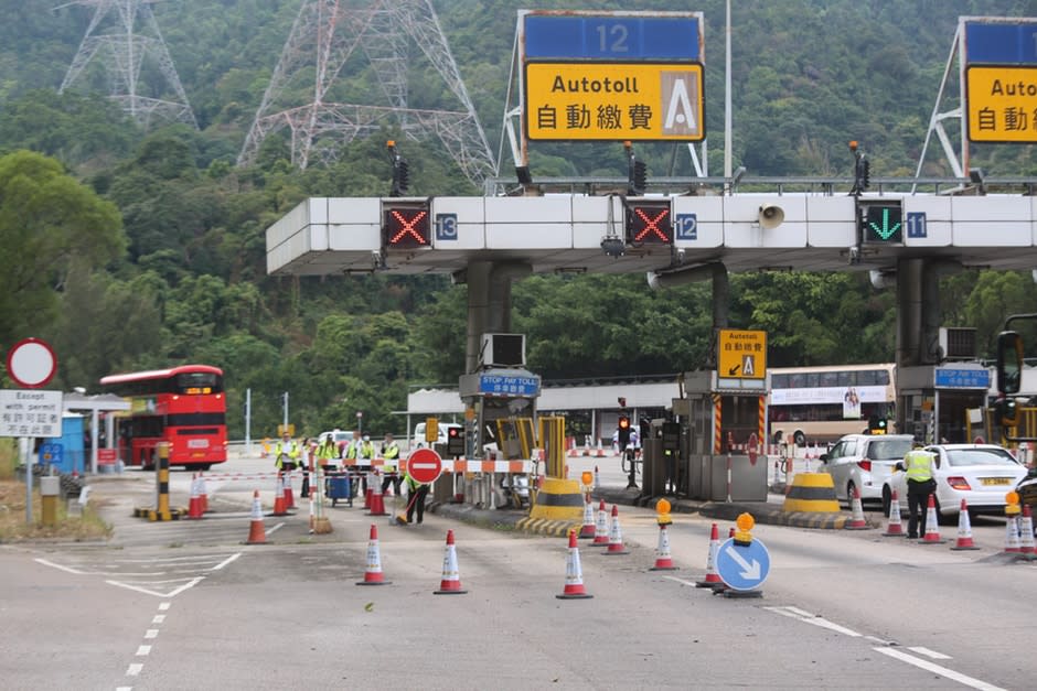 城門隧道私家車自動收費通道撞車　碎片散滿一地