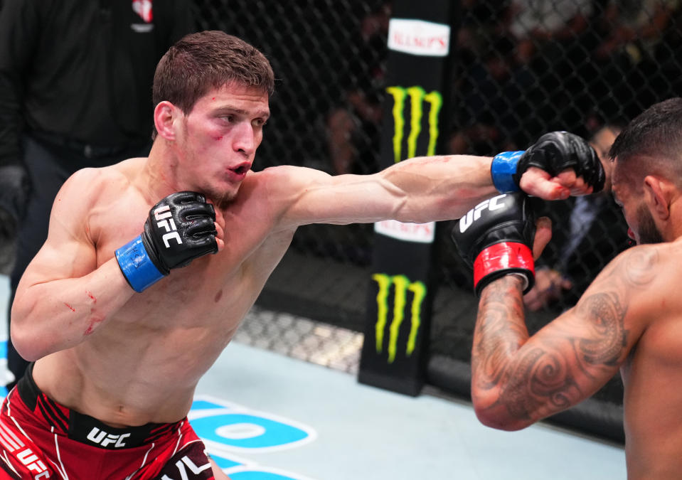 LAS VEGAS, NEVADA – JUNE 04: (L-R) Movsar Evloev of Russia punches Dan Ige in a featherweight fight during the UFC Fight Night event at UFC APEX on June 04, 2022 in Las Vegas, Nevada. (Photo by Chris Unger/Zuffa LLC)