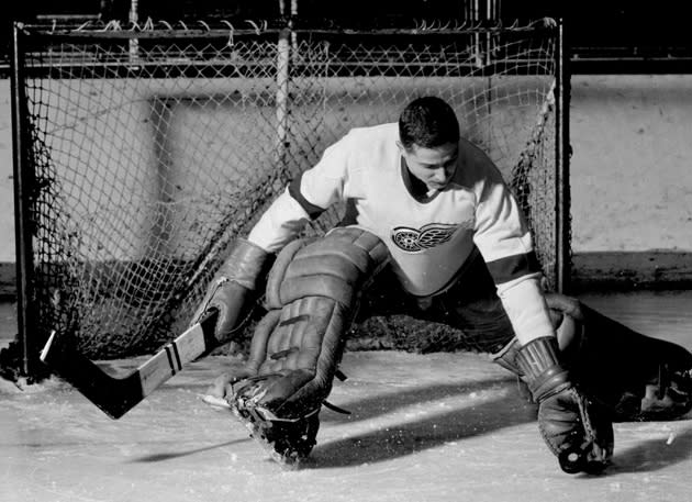 <b>Le plus grand nombre de matchs</b> complets joués de suite par un gardien: 502 par Glenn Hall entre 1955 et 1962.<br> La Presse Canadienne/Whiley/DS