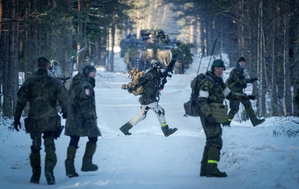 Bundeswehr-Soldaten bei der Übung "Griffin Lightning" im März in Litauen. Die Bundeswehr soll neue Schneefahrzeuge bekommen – die Beschaffung gestaltet sich aber problematisch. - Copyright: picture alliance/dpa/Kay Nietfeld