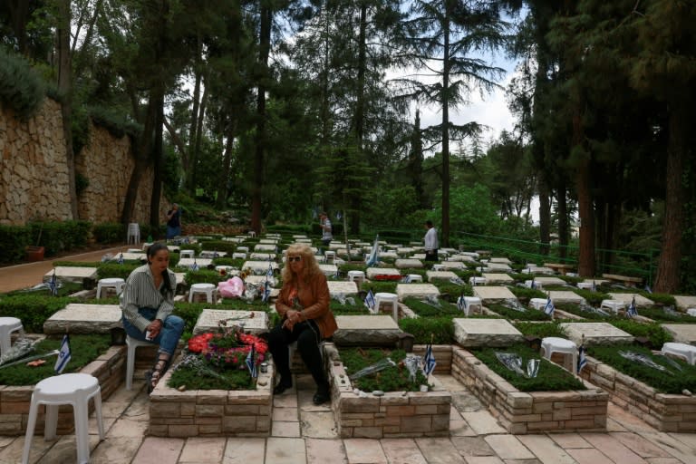 Israelis visit the graves of fallen soldiers at Jerusalem's Mount Herzl military cemetery on the eve of Memorial Day (Menahem Kahana)
