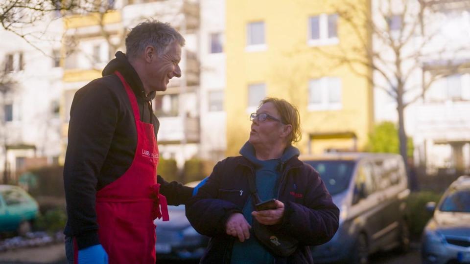 In Berlin-Hellersdorf traf Jörg Pilawa auf Evi. Die 63-Jährige kümmert sich um ihren kranken Mann, ihre kranke Tochter und ihre vier Enkelkinder. (Bild: Seven.One/SPIEGEL TV)