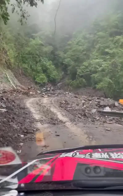 ▲台灣極地救援聯盟深入災區，冒雨執行運送物資行動。（圖／臺灣極地救援臉書粉絲專頁）