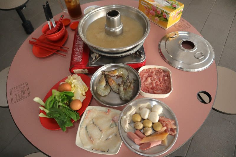 ah pang steamboat seafood - steamboat spread