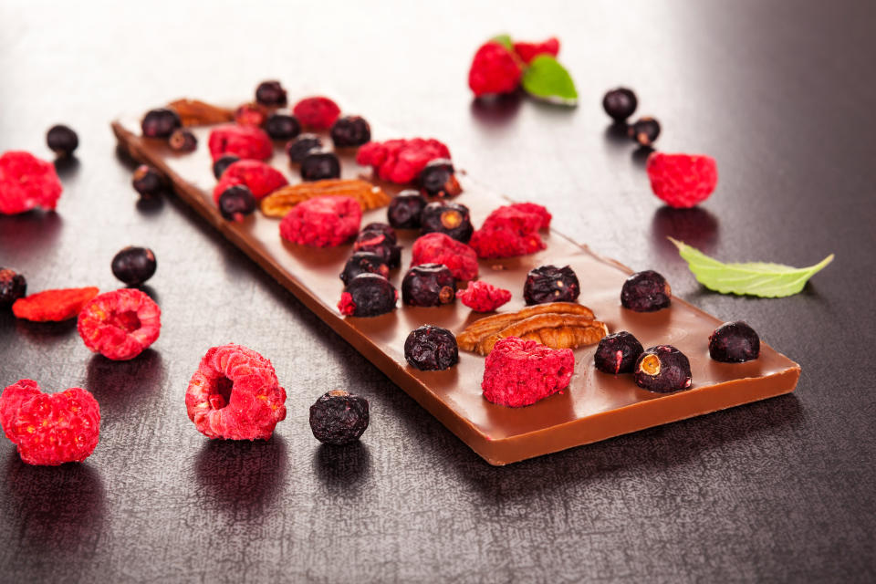 Schokolade mit gefriergetrockneten Früchten