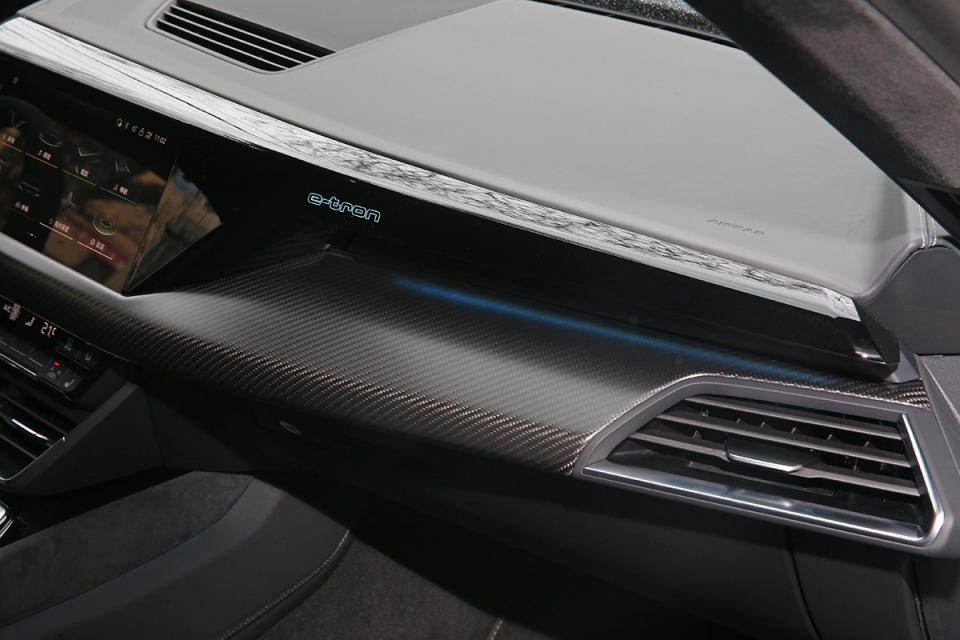 控台上可看到e-tron家族特有的發光銘牌，並能隨著車室氛圍燈一同按照駕駛喜好調整。