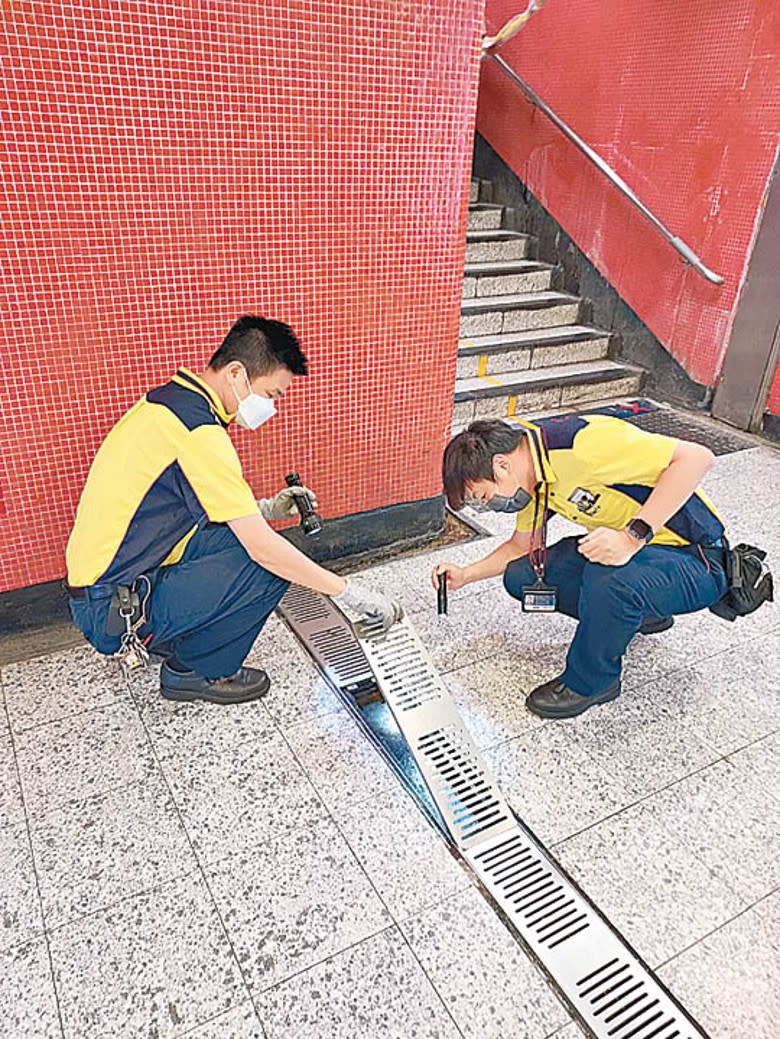 港鐵職員有需要時會在車站出入口放置防洪板。