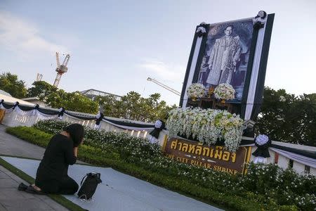 A mourner pays her respect to a picture of Thailand's late King Bhumibol Adulyadej at the City Pilar Shrine near the Grand Palace in Bangkok, Thailand, October 20, 2016. REUTERS/Athit Perawongmetha