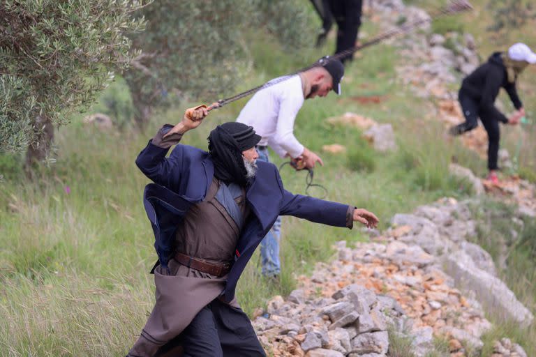 Palestinos enfrentan a las fuerzas de seguridad israelíes, en Beita, al sur de Nablus, en Cisjordania. (Jaafar ASHTIYEH / AFP)