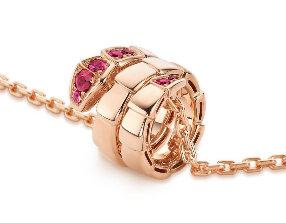 BVLGARI 2022農曆新年特別款Serpenti Viper玫瑰金紅寶石項鍊。NT$125,600（寶格麗提供）