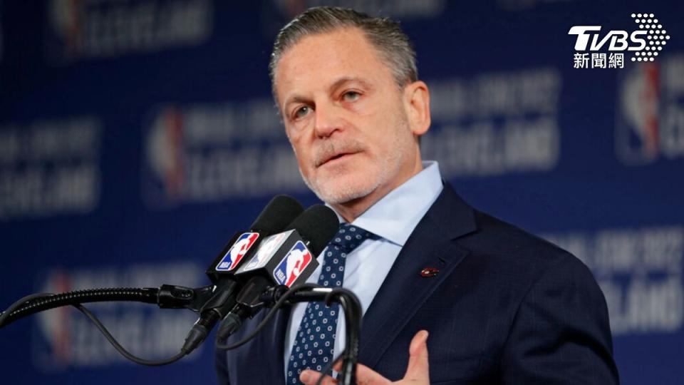 NBA資深記者艾米克認為騎士老闆吉伯特絕對不會把米契爾交易到湖人。（圖／達志影像美聯社）