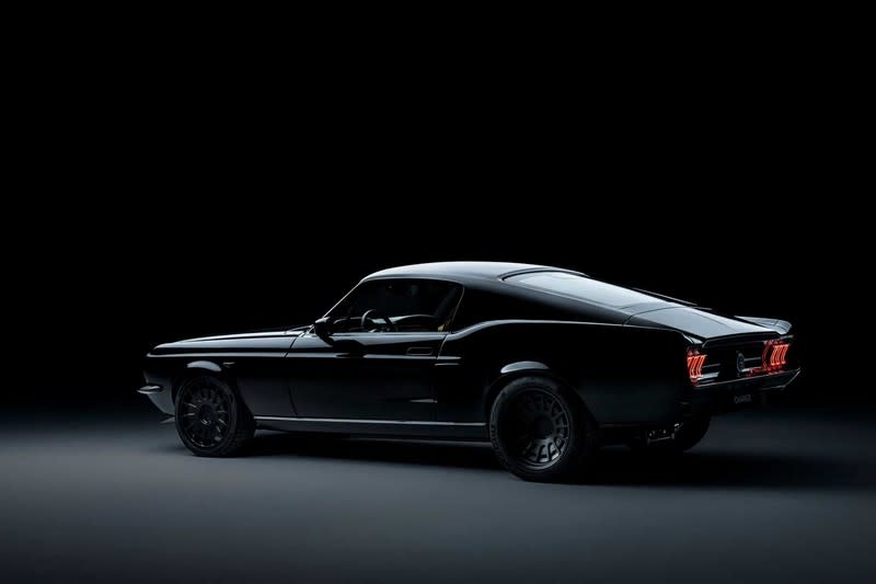外觀雖維持初代Mustang造型，但水箱護罩、車身版件與燈源等都重新設計。
