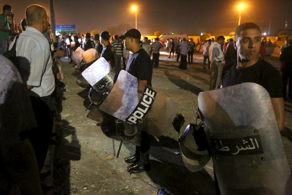 Security officials stand guard at the site of a bomb blast at a national security building in Shubra Al-Khaima, on the outskirts of Cairo, Egypt August 20, 2015. At least six people were wounded early on Thursday in the car bombing near the state security building and courthouse in the Cairo suburb, security sources said. (REUTERS/Mohamed Abd El Ghany)