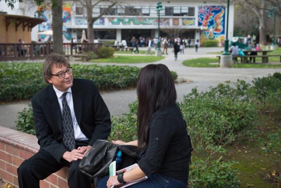 Jim Draga chats with Zoey Pha, a junior psychology major at Sacramento State, in 2016. Draga, called the “graduation czar,” was hired to help the college improve its four-year graduation rate.