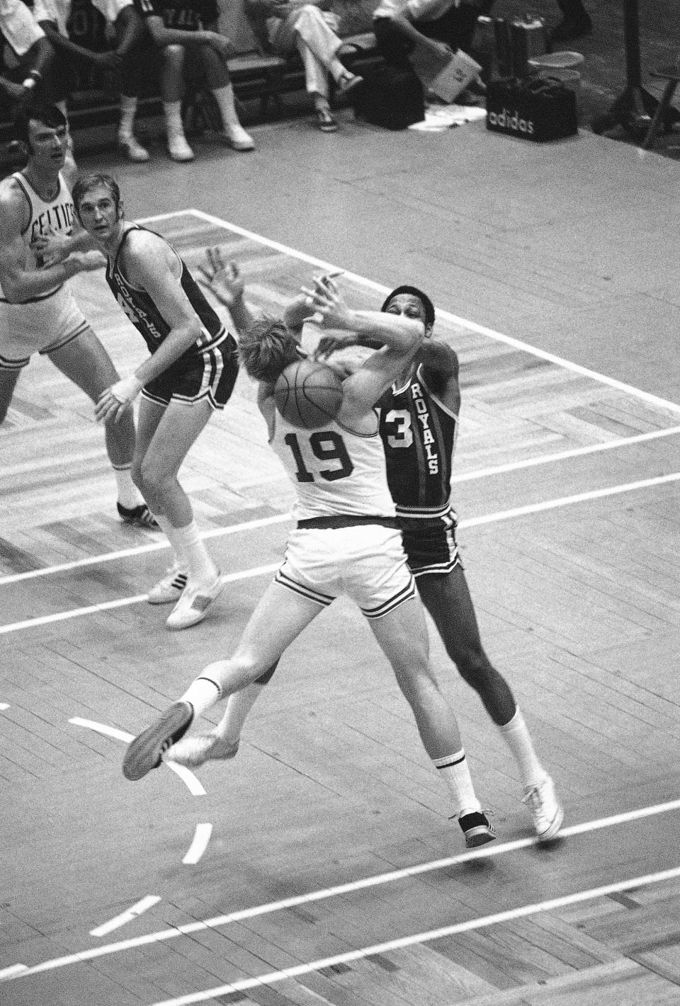 The Cincinnati Royals’ Bill Turner slaps a rebound out of the hands of the Boston Celtics’ Don Nelson (19) in second quarter at Boston Garden on Feb. 8, 1970.