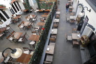 Cafeterías, bares y restaurantes del barrio de Covent Garden, en Londres (Reino Unido), sin clientes el 17 de marzo. (Foto: Frank Augstein / AP).