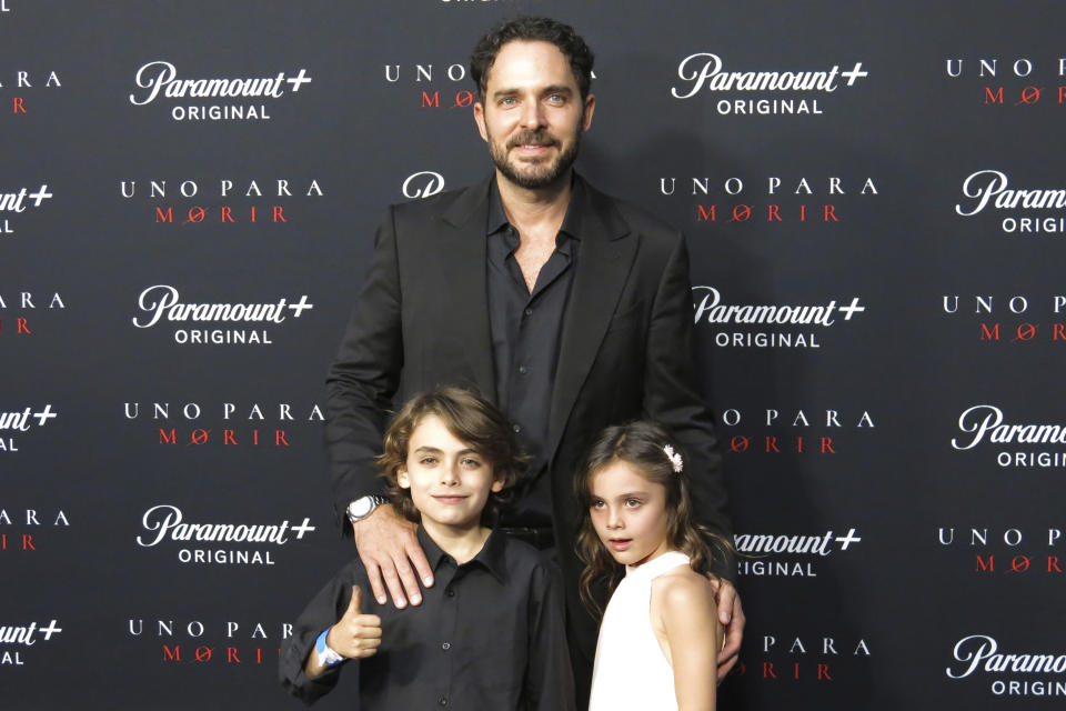 El actor mexicano Manolo Cardona posa con sus hijos Gael y Guadalupe en la premiere de la película de Paramount+ "Uno para morir" en la Ciudad de México el jueves 4 de mayo de 2023. (Foto AP/Berenice Bautista)