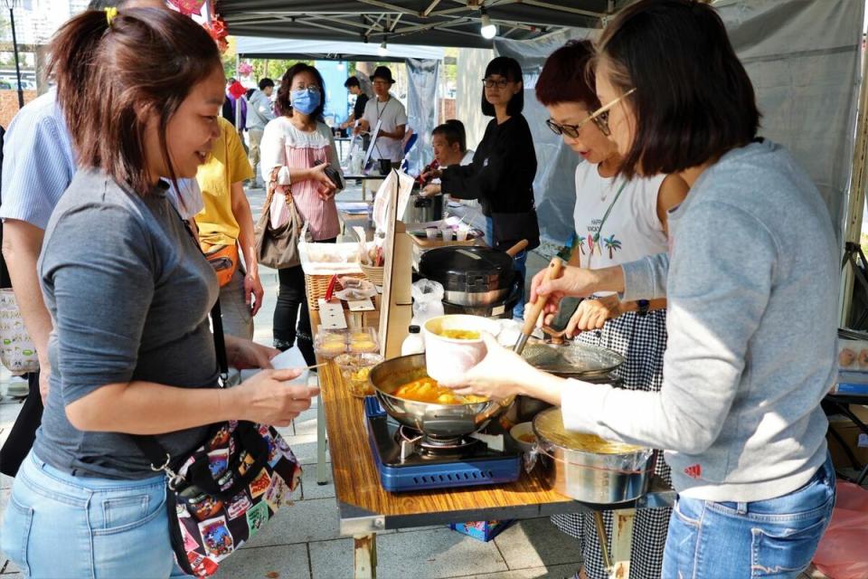 香港經典美食大受歡迎，香港攤主忙備料補貨。   圖：高雄市行國處/提供