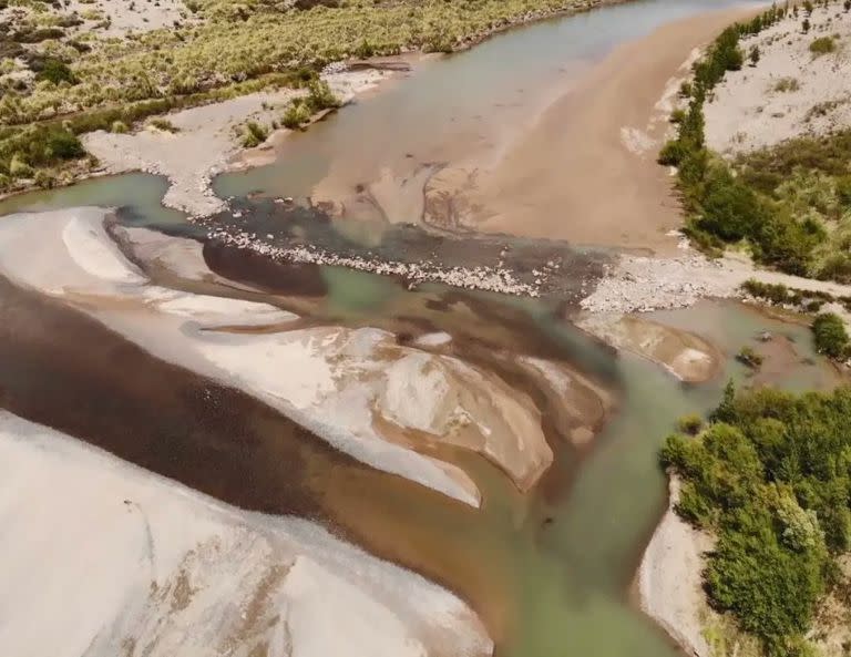 El río Chubut en la localidad de Las Plumas fue ilegalmente intervenido con un dique