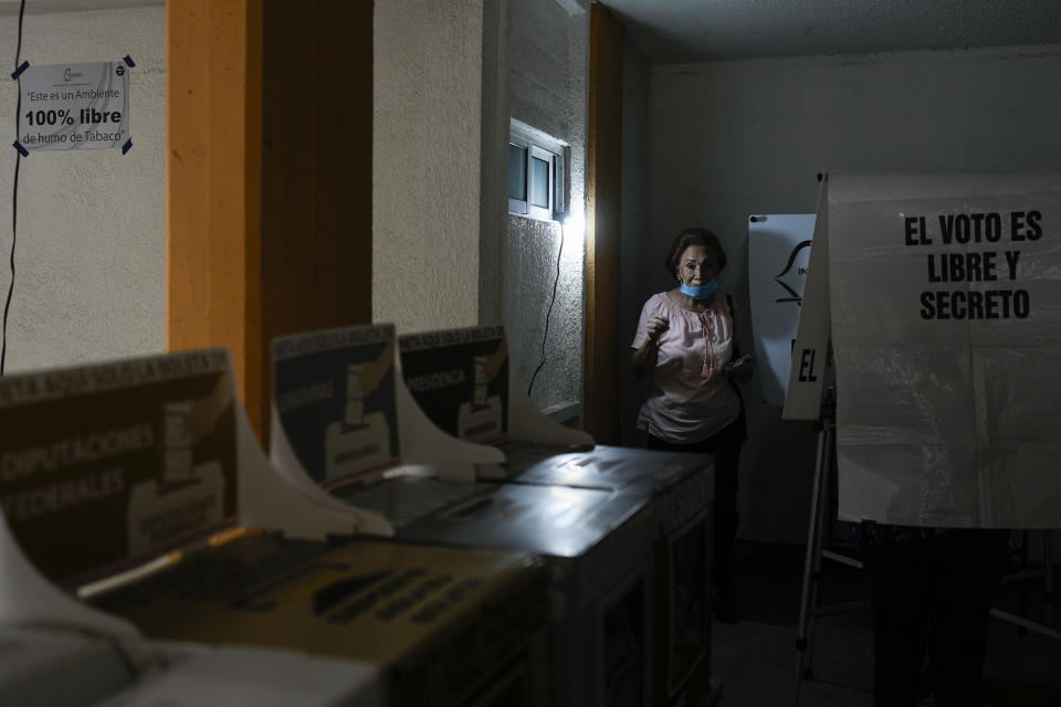 Una mujer se prepara para votar en las elecciones generales en Ciudad de México, el domingo 2 de junio de 2024. (AP Foto/Matías Delacroix)